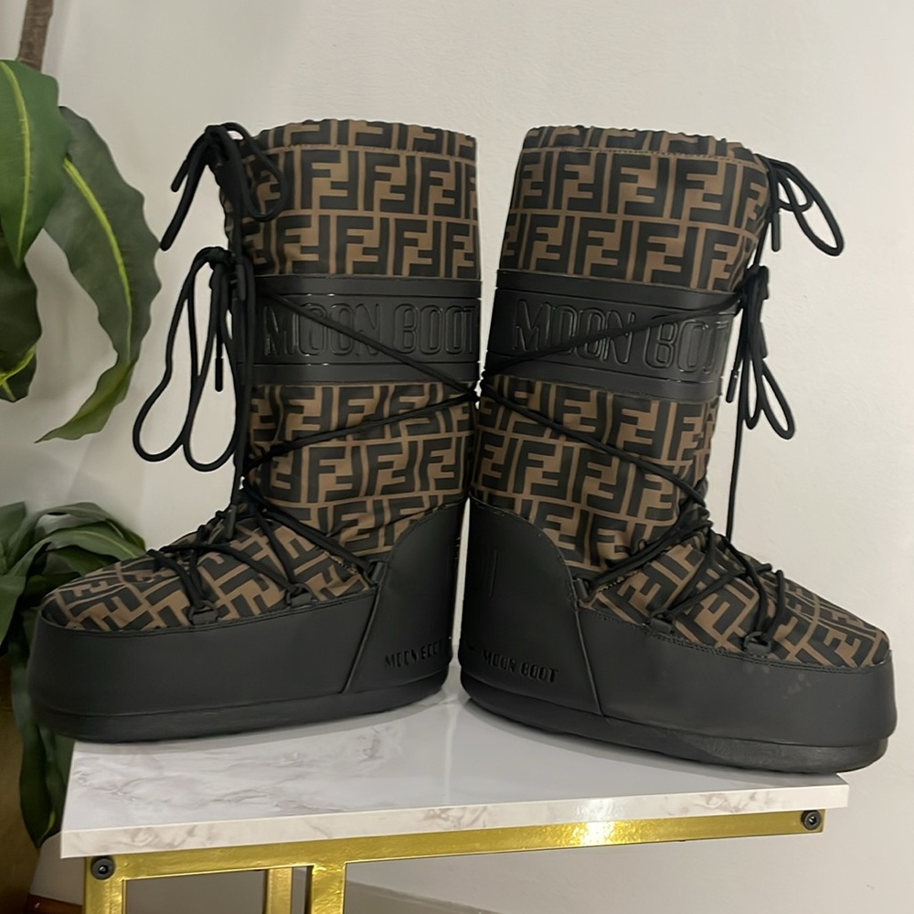 Fendi Moon Boot - Picture 4 of 15